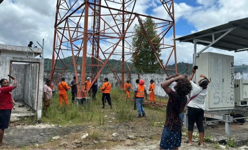 Suasana saat proses penyelamatan pelaku percobaan bunuh diri dari atas tower Telkomsel. (Foto: Humas Polda Papua)