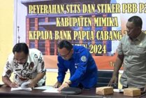 Penandatangan berita acara penyerahan STTS oleh Sekretaris Bapenda dan Pimpinan Bank Papua. (Foto: Bapenda Mimika)