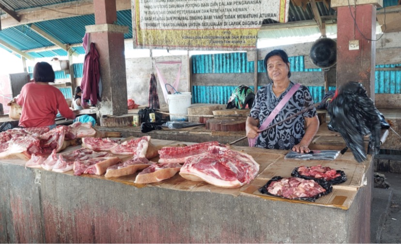 Suasana pasar daging Babi di Pasar Sentral Kabupaten Mimika, Selasa (12/3/2024). (Foto: Fachruddin Aji/Seputarpapua)