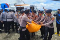 Proses evakuasi jenazah anggota polisi yang gugur akibat penyerangan bersenjata yang dilakukan KKB di Kampung Ndeotadi, Distrik Baya Biru, Kabupaten Paniai, Provinsi Papua Tengah. (Foto: Dok Humas Polda Papua)