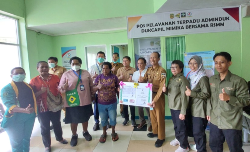 Foto bersama jajaran RSMM dan Dukcapil Mimika didepan Pos Pelayanan Terpadu di RSMM, sekaligus penyerahan dokumen kependudukan perdana kepada pasien. (Foto: Fachruddin Aji/Seputarpapua)