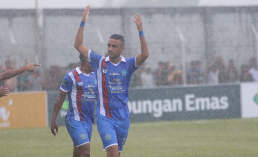 Selebrasi Otavio Dutra setelah mencetak gol ke gawang Semen Padang. (Foto: MO PSBS)