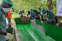 Para peserta pelatihan saat melakukan praktek pembuatan perahu fiber. (Foto: Corporate Communication PTFI)