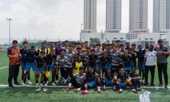 Siswa PFA berfoto bersama saat mengikuti turnamen sepakbola Selangor Open 2024 di Malaysia. (Foto: Humas PFA)