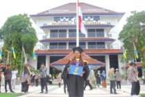 Salah satu peserta program beasiswa YPMAK yang dinyatakan lulus dari Universitas Airlangga Surabaya. (Foto: Dok Humas YPMAK)