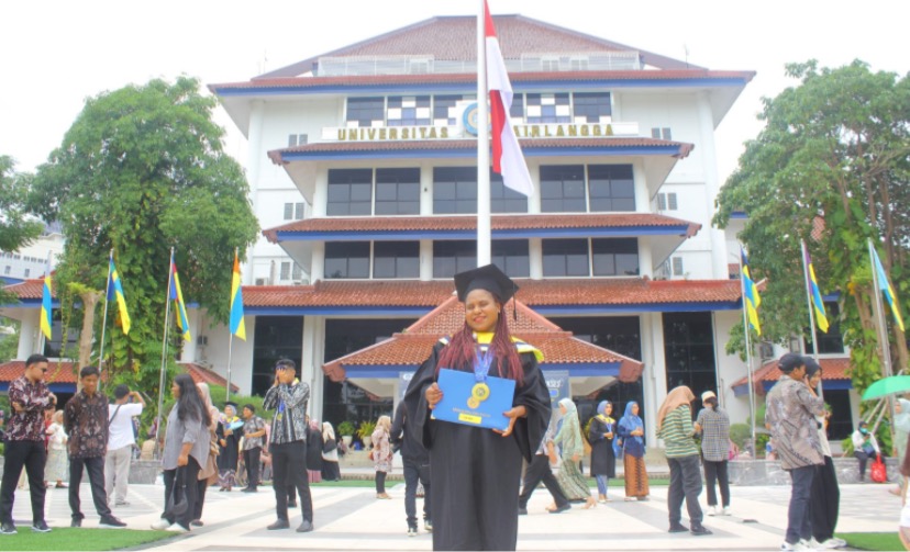 Salah satu peserta program beasiswa YPMAK yang dinyatakan lulus dari Universitas Airlangga Surabaya. (Foto: Dok Humas YPMAK)