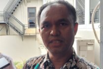 Petrus Pali Ambaa, Kepala Disperindag Mimika saat ditemui wartawan di ballroom salah satu hotel di Jalan Yos Sudarso, Mimika, Papua Tengah, Kamis (14/3/2024). (Foto: Fachruddin Aji/Seputarpapua)