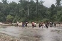 Para pendulang dari Kampung Wakia beramai-ramai meninggalkan lokasi pendulangan tradisional lantaran diancam oleh kelompok bersenjata. (Foto: Tangkapan layar video amatir)