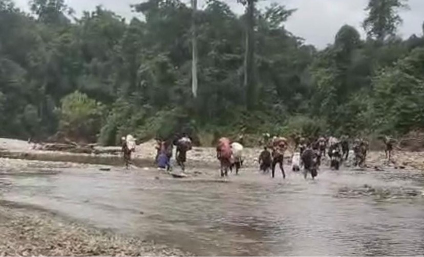 Para pendulang dari Kampung Wakia beramai-ramai meninggalkan lokasi pendulangan tradisional lantaran diancam oleh kelompok bersenjata. (Foto: Tangkapan layar video amatir)