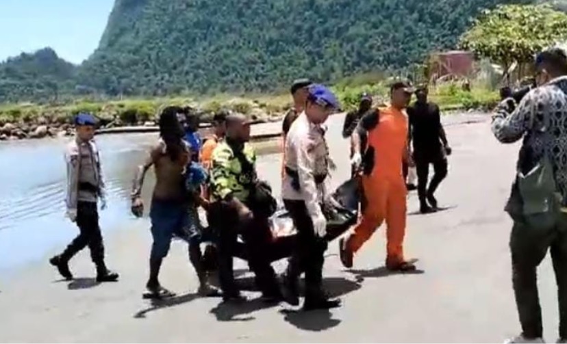 Tampak tim SAR gabungan mengevakuasi korban. (Foto: Capture video amatir)