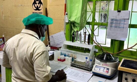 PTFI melalui Divisi Community Health Development menempatkan petugas laboratorium TB di Puskesmas Kwamki Baru untuk bekerja sama dengan tenaga kesehatan pemerintah melayani warga. (Foto: Corporate Communication PTFI)