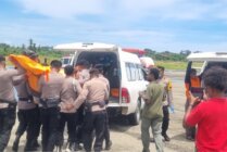 Proses evakuasi jenazah dua anggota polisi korban penyerangan KKB di Distrik Baya Biru, Kabupaten Paniai, Provinsi Papua Tengah. (Foto: Ist for Seputarpapua)