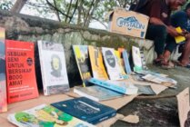 Lapak Baca Buku di Taman Wakimanor, Pantai Maf Nabire, Papua Tengah (Foto : Dok Ananias Douw for seputarpapua)