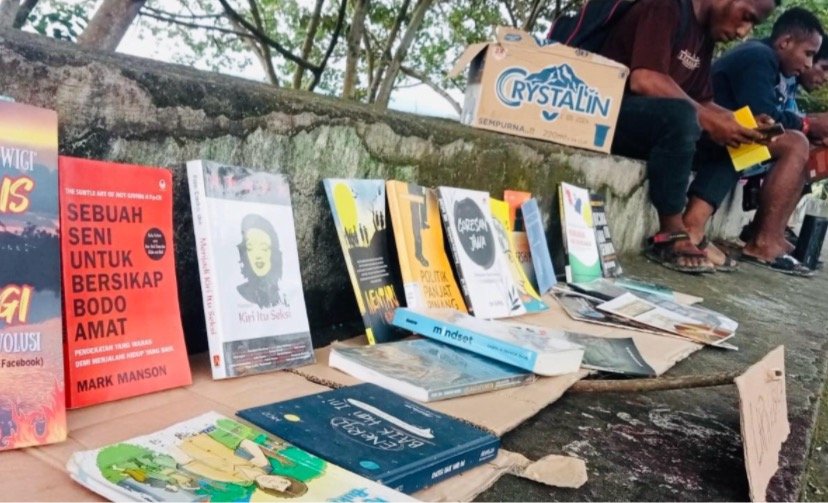 Lapak Baca Buku di Taman Wakimanor, Pantai Maf Nabire, Papua Tengah (Foto : Dok Ananias Douw for seputarpapua)