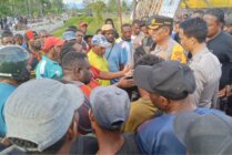 Kapolres Yahukimo, AKBP Heru Hidayanto menemui warga yang melakukan protes di Kantor KPU Yahukimo. (Foto: Ist)