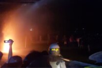 Mobil Water Canon saat melakukan pemadaman ban yang dibakar oleh massa, di depan Gedung Eme Neme Yauware, Mimika, Papua Tengah, Kamis (7/3/2024) dini hari. (Foto: Fachruddin Aji/Seputarpapua)