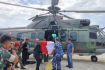 Proses evakuasi jenazah Sertu Is, prajurit TNI, anggota dari Satgas Elang wilayah Puncak Jaya yang gugur ditembaki KKB pada Minggu, 17 Maret 2024. (Foto: Ist)