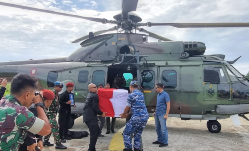 Proses evakuasi jenazah Sertu Is, prajurit TNI, anggota dari Satgas Elang wilayah Puncak Jaya yang gugur ditembaki KKB pada Minggu, 17 Maret 2024. (Foto: Ist)