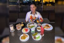 Public Relation Hotel Horison Diana Timika, Rian Hidayat dengan 5 menu makanan spesial selama ramadan dan menu paket buka puasa atau Burhan. (Foto: Hotel Horison Diana Mimika)