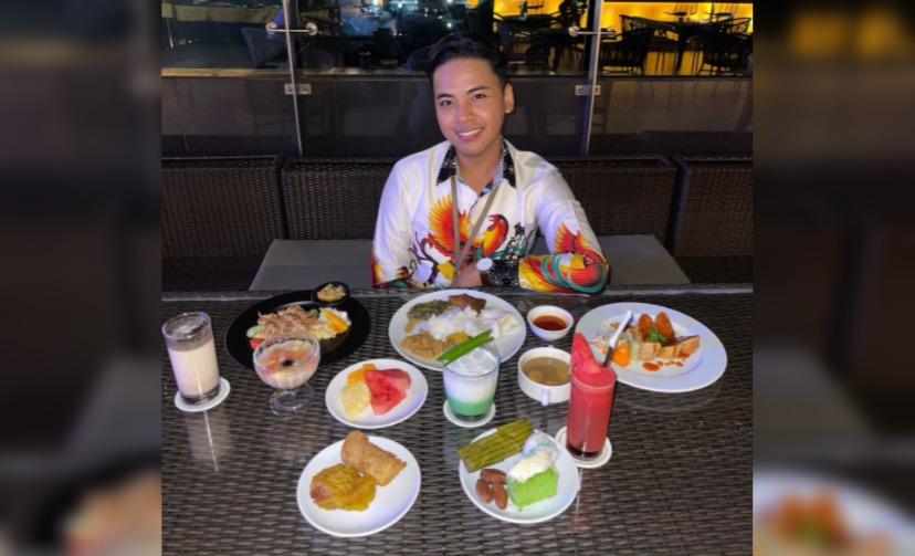 Public Relation Hotel Horison Diana Timika, Rian Hidayat dengan 5 menu makanan spesial selama ramadan dan menu paket buka puasa atau Burhan. (Foto: Hotel Horison Diana Mimika)