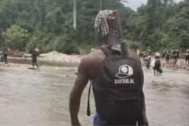 Para pendulang dari Kampung Wakia beramai-ramai meninggalkan lokasi pendulangan tradisional lantaran diancam oleh kelompok bersenjata. (Foto: Capture video amatir)