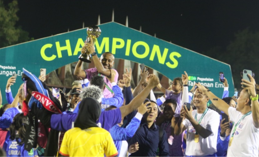 Euforia PSBS Biak saat menjuarai Liga 2 usai menaklukkan Semen Padang FC. (Foto: MO PSBS)
