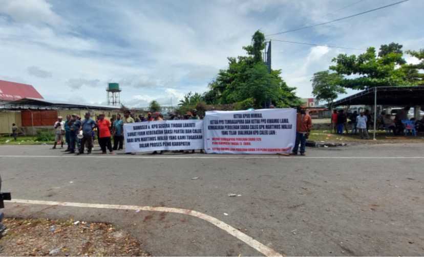 Puluhan orang yang mendukung Caleg tertentu saat melakukan aksi demo di depan Gedung Eme Neme Yauware, Jumat (8/3/2024). (Foto: Fachruddin Aji/Seputarpapua)