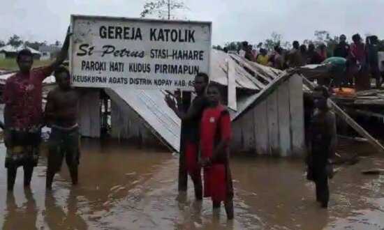 Kondisi Gereja Katolik di Distrik Kopai, Asmat yang roboh setelah diterpa angin kencang. (Foto: Ist)