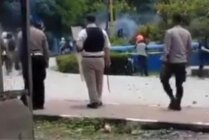 Aparat kepolisian merespon aksi tawuran antar kelompok pelajar di Wamena, Kabupaten Jayawijaya, Papua Pegunungan pada Kamis, 21 Maret 2024.(Foto: Capture video amatir warga)