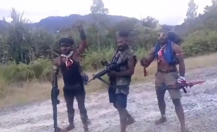 Anggota OPM berpose usai mengeksekusi secara kejam Danramil 1703-04/Aradide di Paniai, Provinsi Papua Tengah. (Foto: Capture video amatir)