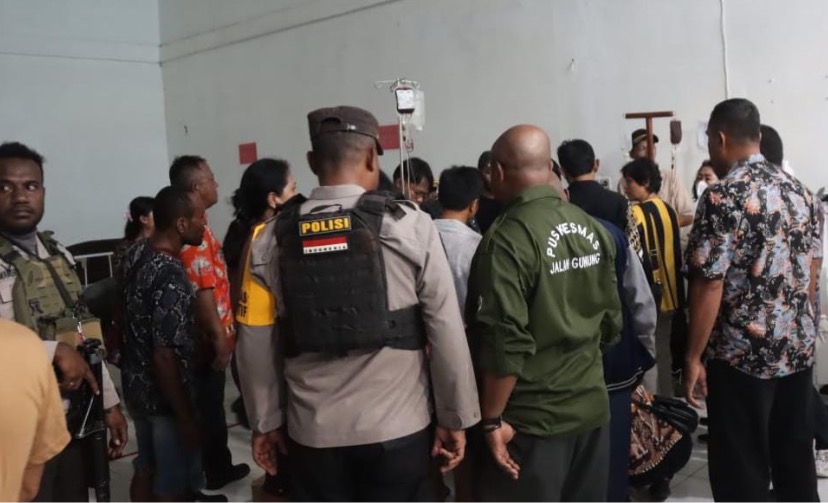 Suasana saat korban ditangani tim medis di RSUD Dekai. (Foto: Dok Polres Yahukimo)