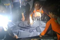 Tampak Tim SAR gabungan tengah mengevakuasi jenazah Rahel, salah satu dari dua anak yang tenggelam di Pantai Wisata Cemara Paloong Holtekamp, Kota Jayapura, Papua pada Minggu malam, 14 April 2024. (Foto: Humas SAR Jayapura)