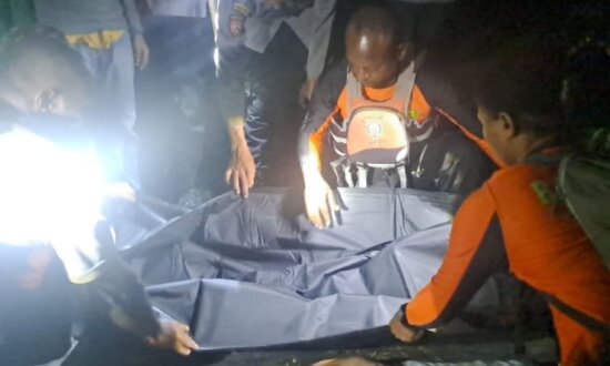 Tampak Tim SAR gabungan tengah mengevakuasi jenazah Rahel, salah satu dari dua anak yang tenggelam di Pantai Wisata Cemara Paloong Holtekamp, Kota Jayapura, Papua pada Minggu malam, 14 April 2024. (Foto: Humas SAR Jayapura)