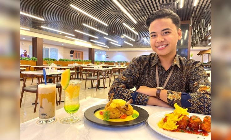 Public Relation Hotel Horison Diana, Rian Hidayat menampilkan menu makanan dan minuman spesial di Bulan April 2024 dari Hotel Horison Diana Timika. (Foto: Fachruddin Aji/Seputarpapua)