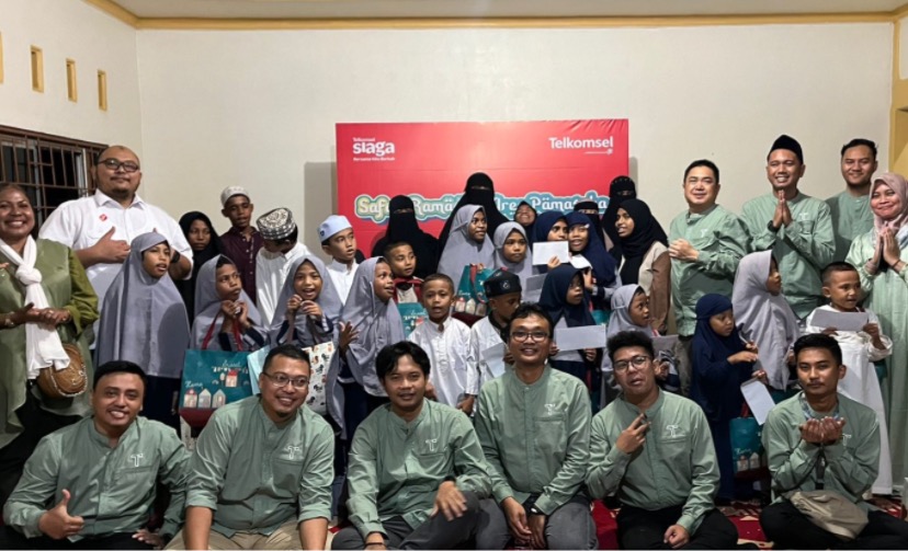 Foto bersama Manajemen Telkomsel bersama anak yatim Baiturrasul. (Foto: Anya Fatma/Seputarpapua)