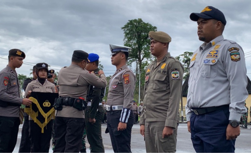 Kapolres Mimika, AKBP I Gede Putra saat menyematkan tanda Operasi Ketupat 2024 kepada personel. (Foto: Humas Polres Mimika)