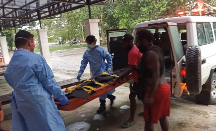 Petugas medis saat mengevakuasi jenazah Yulainte Yolemal (3) yang hanyut di Kali Kabur Mile 53 Areal PT. Freeport Indonesia, Distrik Kuala Kencana, Kabupaten Mimika, Provinsi Papua Tengah. (Foto: Ist)