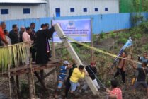 Pemancangan tiang beton pertama pembangunan Gedung Gereja Jemaat GKI Via Dolorosa Cemnes Distrik Agats Kabupaten Asmat. (Foto: Elgo Wohel/Seputarpapua)