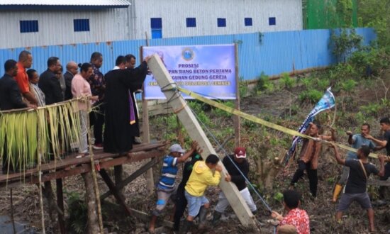 Pemancangan tiang beton pertama pembangunan Gedung Gereja Jemaat GKI Via Dolorosa Cemnes Distrik Agats Kabupaten Asmat. (Foto: Elgo Wohel/Seputarpapua)