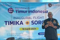 Wakil Bupati Mimika, John Rettob pada pembukaan penerbangan perdana Trans Nusa Timika - Sorong. (Foto: Anya Fatma/Seputarpapua)