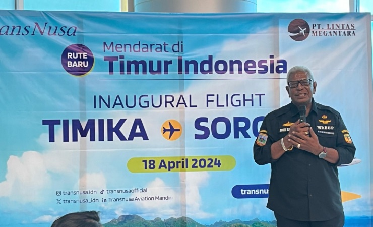 Wakil Bupati Mimika, John Rettob pada pembukaan penerbangan perdana Trans Nusa Timika - Sorong. (Foto: Anya Fatma/Seputarpapua)