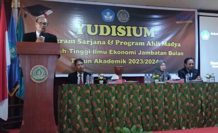 Ketua STIE JB Timika, Tharsisius Pabendon saat menyampaikan sambutannya dalam acara yudisium mahasiswa di Aula STIE JB Timika, Sabtu (20/4/2024). (Foto: Arifin Lolialang/Seputarpapua)