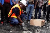 Senior Vice President (SVP) Sustainable Development PTFI, Nathan Kum, meletakkan batu pertama pembangunan jembatan penghubung Kampung Banti 2 - Banti 1. (Foto: Dok Corpcomm PTFI)