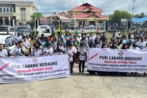 Aksi unjuk rasa PGRI Merauke menolak kebijakan TPP. (Foto: Humas Polres Merauke)