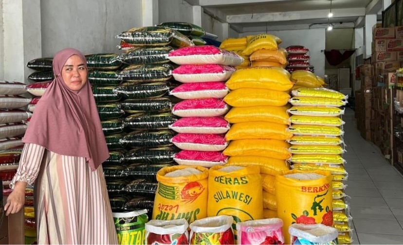 Beberapa jenis beras medium dan premium yang tersedia di Toko Beras Sinar Sulawesi Papua. (Foto: Anya Fatma/Seputarpapua)