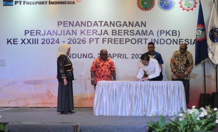 Presiden Direktur PTFI Tony Wenas menandatangani PKB 2024-2026 disaksikan ketua-ketua serikat pekerja dan Menteri Tenaga Kerja RI, Ida Fauziyah. (Foto: Dok Corpcomm PTFI)
