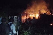 Rumah milik seorang PNS di Kabupaten Dogiyai ludes terbakar pada Rabu, 3 April 2024. (Foto: Dok Polres Dogiyai)