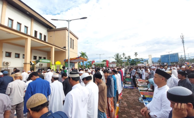Suasana pelaksanaan Salat Idul Fitri 1445 H di pelataran Gedung Eme Neme Yauware, Mimika, Papua Tengah, Rabu (10/4/2024). (Foto: Fachruddin Aji/Seputarpapua)