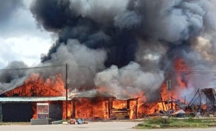 Kebakaran tujuh petak kios di Tanah Merah, Kabupaten Boven Digoel, Papua Selatan, Minggu (28/4/2024). (Foto: Dok Humas Polres Boven Digoel)