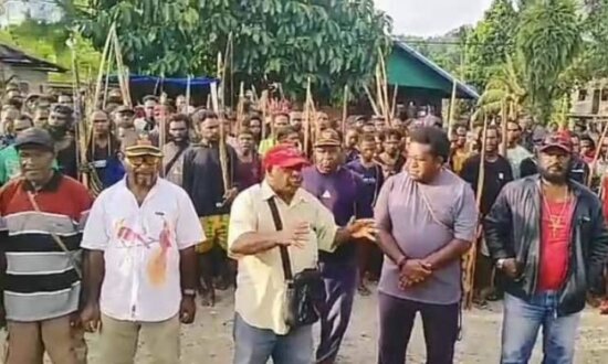 Kepala Suku Moni, Musa Kobogau saat menyampaikan seruan damai kepada masyarakatnya di Nabire, Minggu (28/4/2024). (Foto: Christian Degei/Seputarpapua)